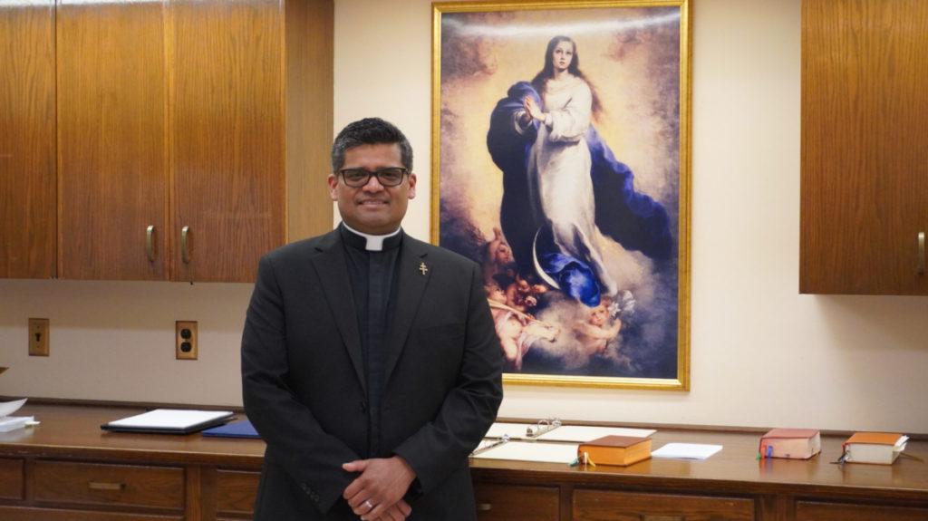 El sacerdote Milton Martínez de origen nicargüense junto a la imagen de la Inmaculada Concepción de María, patrona de Nicaragua y Estados Unidos. Foto: LA PRENSA