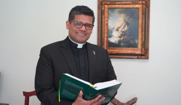 Padre Milton Martinez Director de Vocaciones Sacerdotales en la Arquidiócesis de Miami. Foto: LA PRENSA