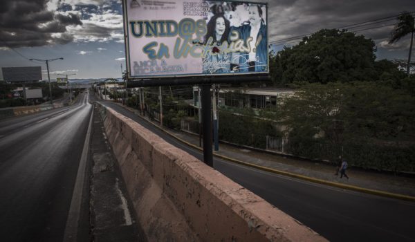 Los afiches del tirano: tóxico culto a la personalidad