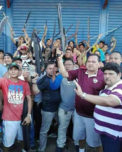 El comerciante Juan Caldera ( camisa color rojo tipo polo) en una foto de abril 2018. LA PRENSA/Redes sociales.