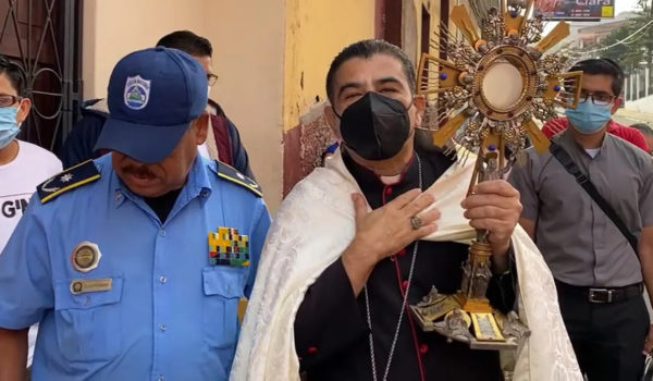 Una medalla para exorcizar y otros símbolos de la resistencia católica a la dictadura
