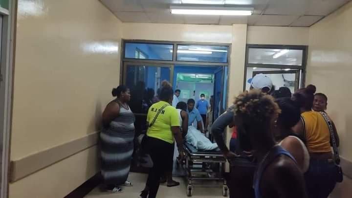 Familiares de las víctimas de una balacera en una discoteca en Bluefields a la espera de información de sus parientes en el hospital de esa ciudad caribeña- LA PRENSA/ Noticias de Bluefields.     