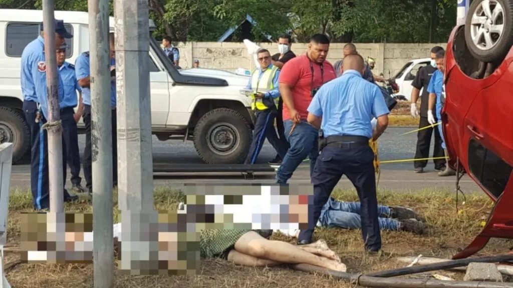 En el fatal accidente causado por Jayson Lazo, cuatro de las cinco víctimas, fallecieron en el lugar del accidente. LA PRENSA/ Tomada de Radio Ya.