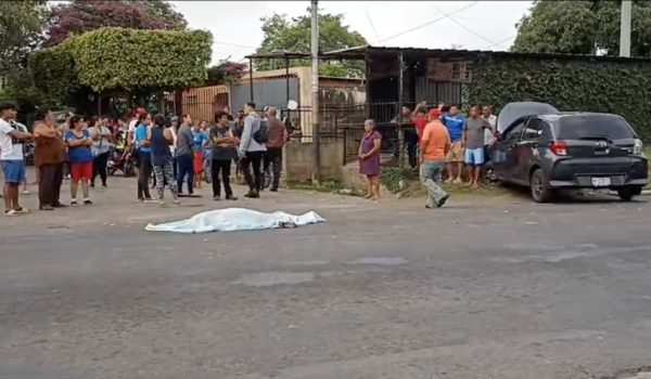 Mueren hermanas al ser atropelladas cuando esperaban autobús para ir al hospital