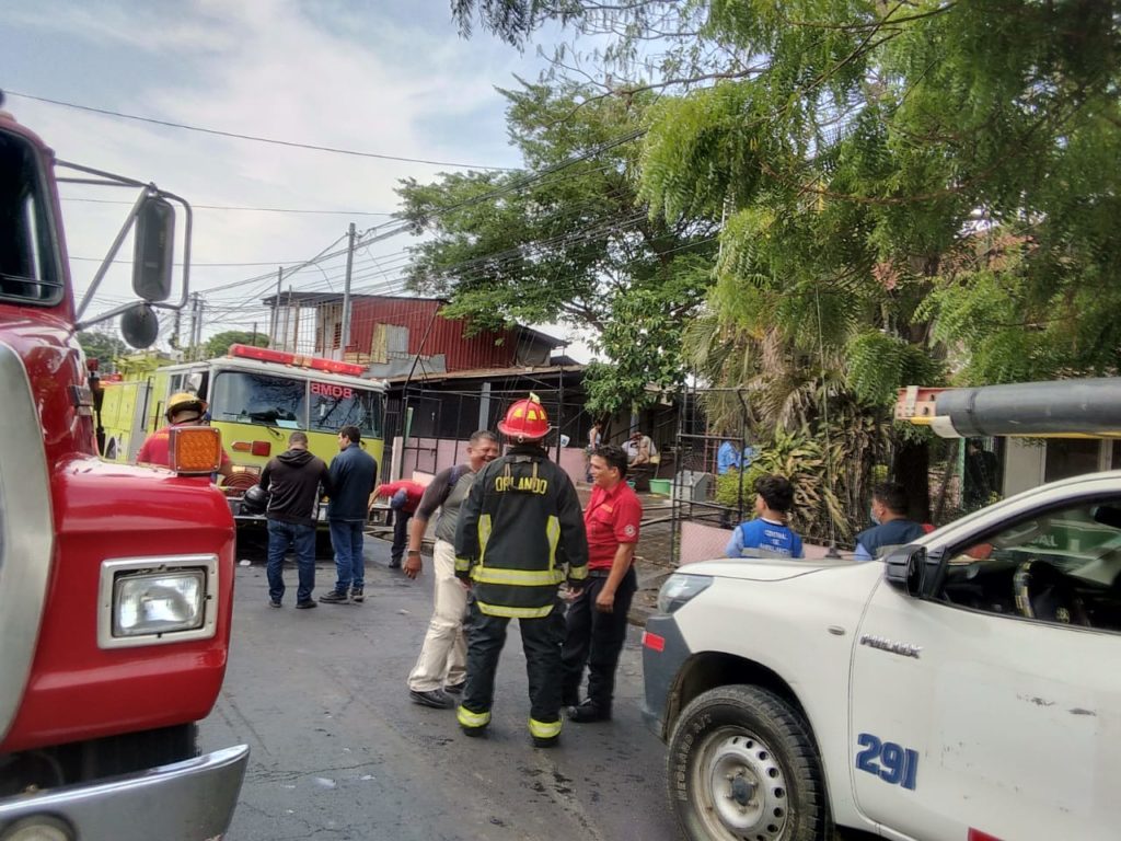 Los bomberos Voluntarios de Managua controlaron en Radio Mujer. LA PRENSA/ Redes sociales.