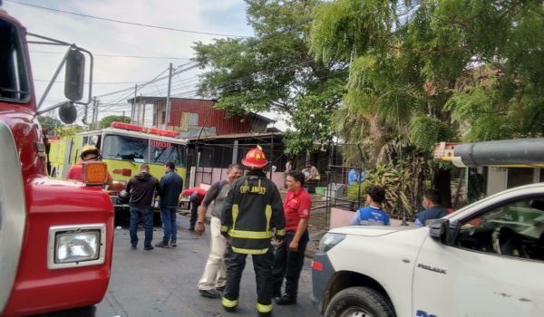Bomberos sofocan rápidamente incendio en Radio Mujer