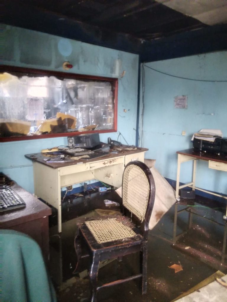 El incendio causó daños en la cabina de transmisión de Radio Mujer. LA PRNSA/ Redes sociales.