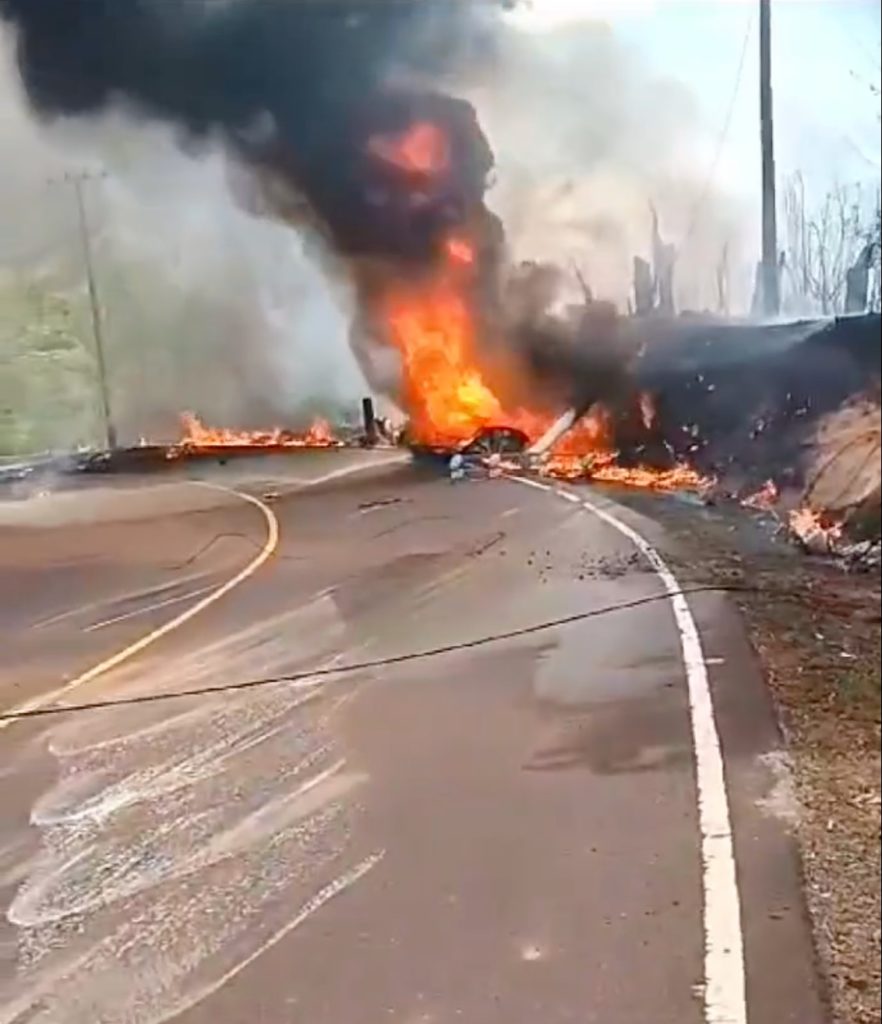 Envueltos en llamas quedó un camión cisterna en la carretera a Wasalala, LA PRENSA/ Captura de video.