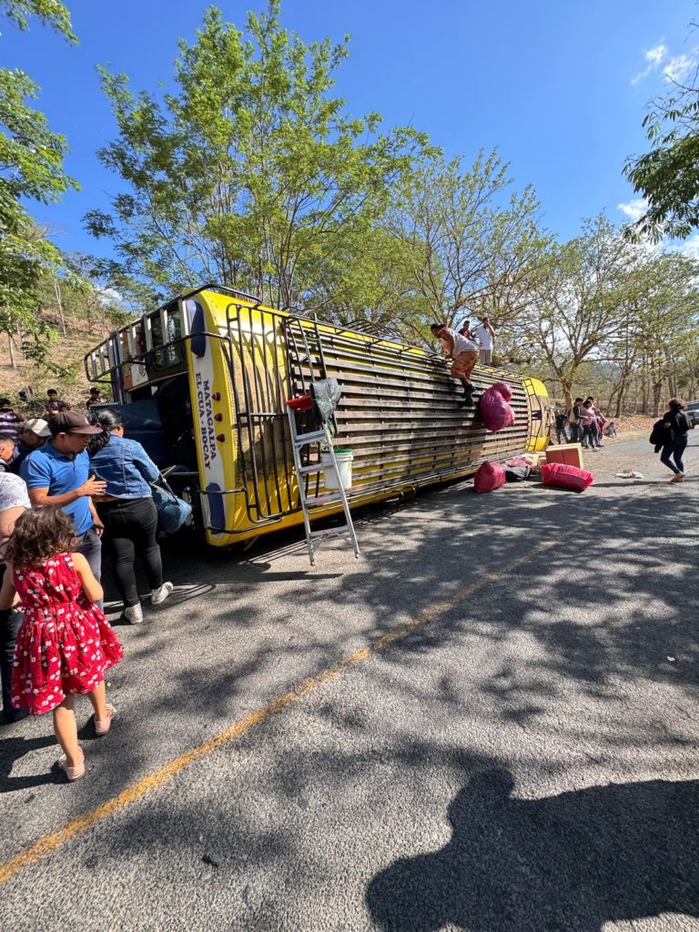 Ocho lesionado dejó el volcón de este autobús en la comunidad Los Andes, jurisdicción de El Tuma - La Dalia, LA PRENSA/ Redes sociales,