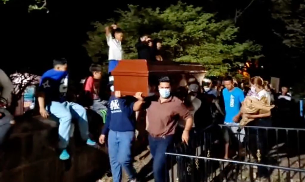 La noche del lunes recibió cristina sepultura en el cementerio de Sébaco , Santos Salgado asesinada presumiblemente por un familiar. LA PRENSA/ Captura de video/ Canal 48 Tele Sébaco.