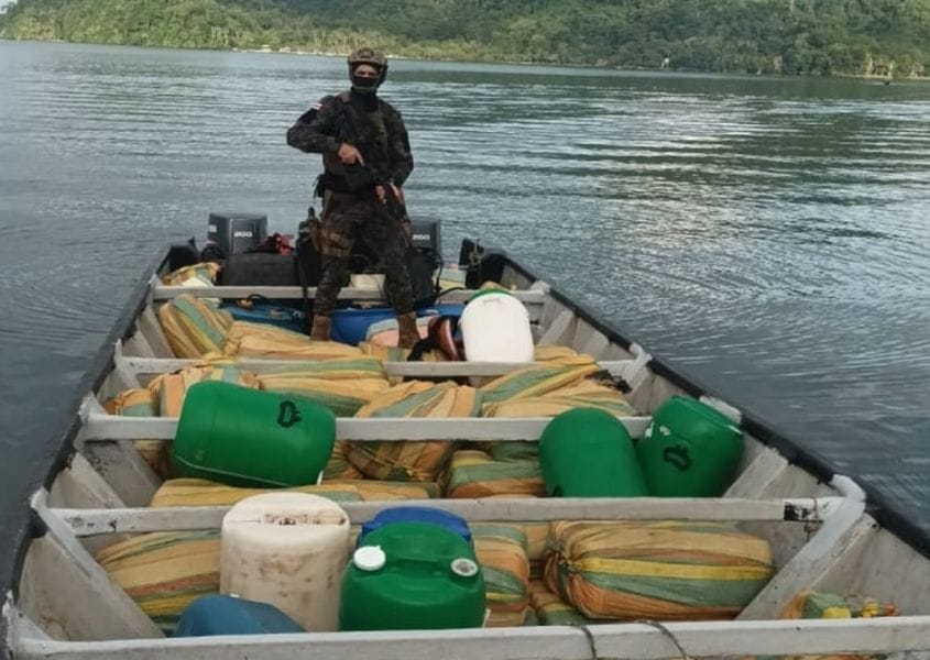 En la embarcación narco también fueron encontrado varios vidones con combustible y sacos con la droga. LA PRENSA/ Tomada de Radio 88 Stereo de Costa Rica. 