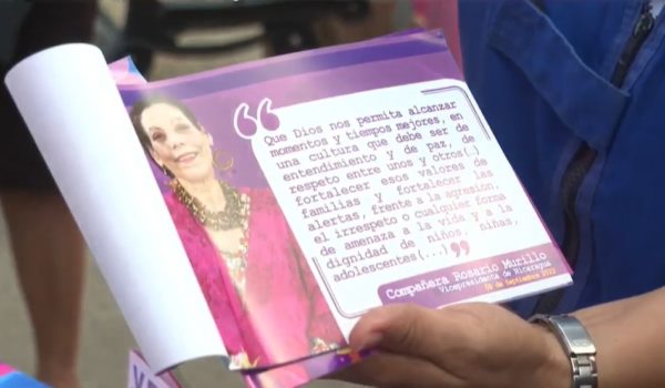 ¿Cartillas educativas o propaganda personal? Cuestionan verdadero fin de folletos distribuidos por el régimen