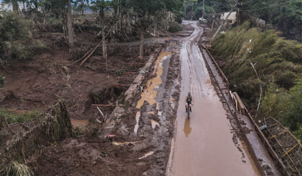 Suben a 108 los muertos y a 136 los desaparecidos por las inundaciones en el sur de Brasil