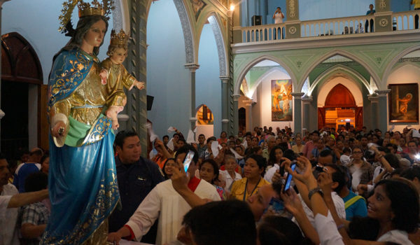 «Hagan lo suyo adentro de sus templos»: dictadura no autorizó realizar procesiones de la Virgen María Auxiliadora
