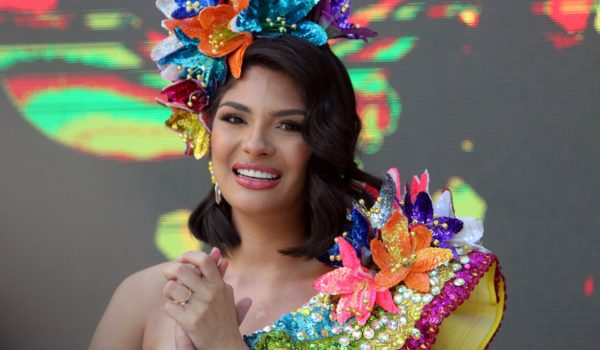 Miss Universo se empapa de cultura y hace obra social en su visita a Bolivia