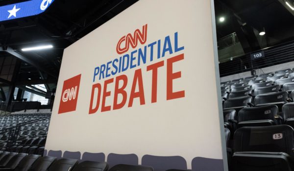 Trump, agresivo y confiado, carga contra un titubeante Biden en un debate decisivo