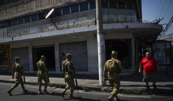 Seis militares enfrentan audiencia penal en El Salvador por la violación de una niña