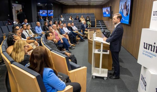 Mejor formación docente y reducir la brecha digital, retos de la educación latinoamericana