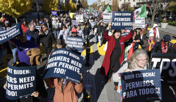 EE.UU. lanza un plan para regularizar a migrantes casados con estadounidenses