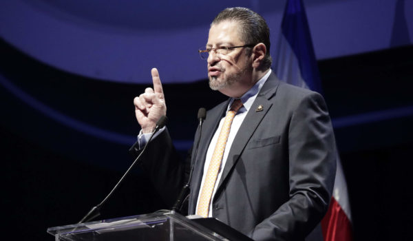 Expresidentes de Costa Rica critican a Chaves por decir que en el país hay «dictadura»