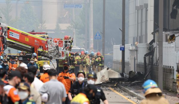 Hallan una veintena de cuerpos en la fábrica de baterías incendiada en Corea del Sur