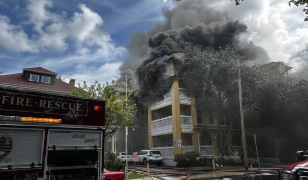 Evacuan un edificio en Miami tras un incendio precedido de un tiroteo que dejó un herido grave