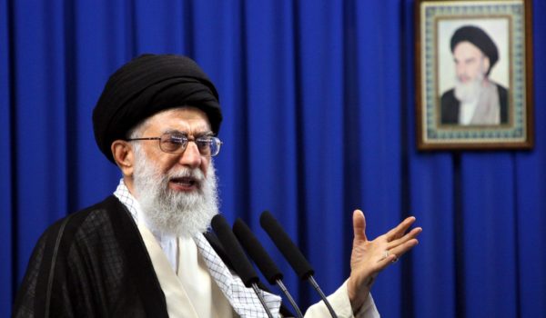 El líder supremo de Irán llama a elegir a un presidente que crea en la Revolución Islámica