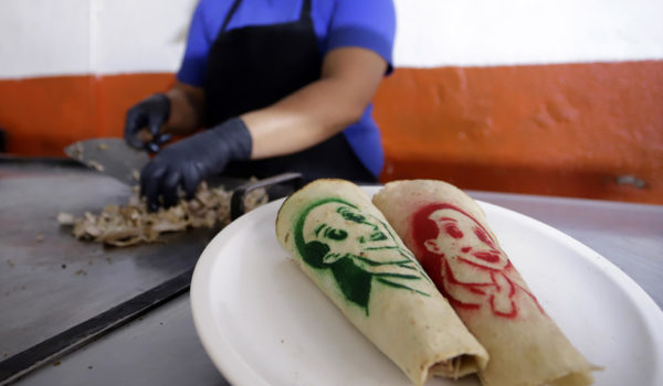 Una taquería en el centro de México crea el ‘taco Sheinbaum’ y usa tortillas con su imagen