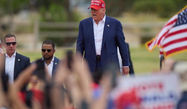 Trump es interrogado por un oficial en una audiencia previa a que se anuncie su sentencia