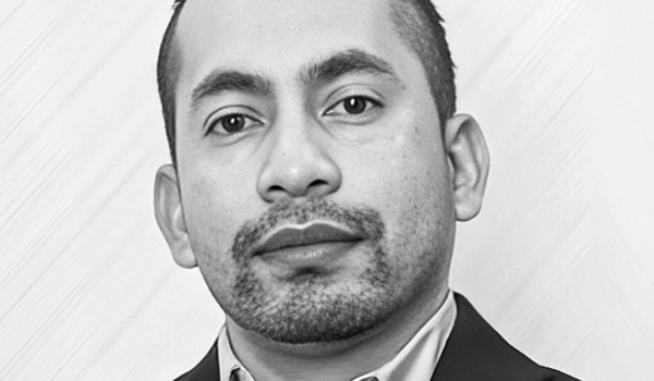 Alex Hernández es máster en Administración de Empresas y activista político.
