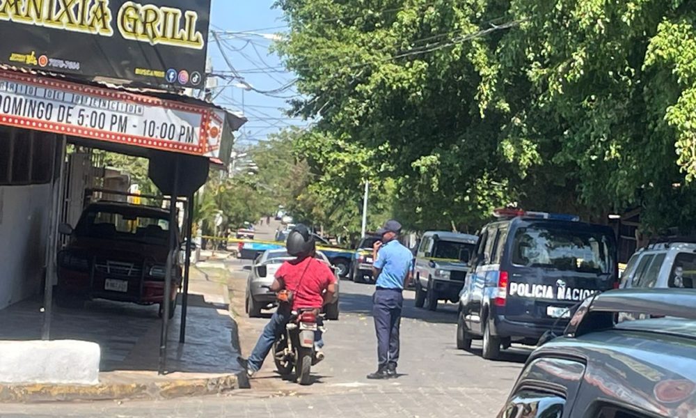 La Policía acordonó el lugar donde fue asesinado Ernesto José Asencio. LA PRENSA/ Redes sociales,,