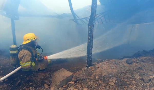 Incendio arrasa con tres casas, daña dos y deja en la calle a 15 personas de una familia esteliana