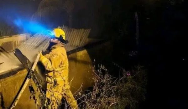 Mujer acusa a expareja de quemarle su casa