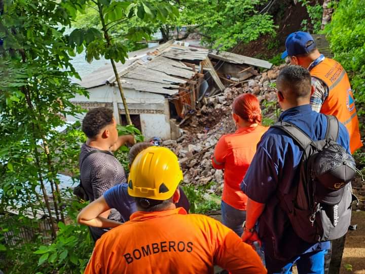 En segundo plano la casa donde vivía la adolescente nicaragüense  que pereció soterrada en El Salvador junto a su hermanos de crianza. LA PRENSA/ Redes sociales,     