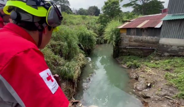 Cruz Roja de Costa Rica recupera cadáver de señor nicaragüense que cayó en una alcantarilla