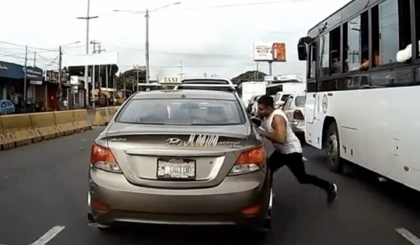 Ladrón robando celular en autopista del Mercado Roberto Huembes se viraliza en redes sociales