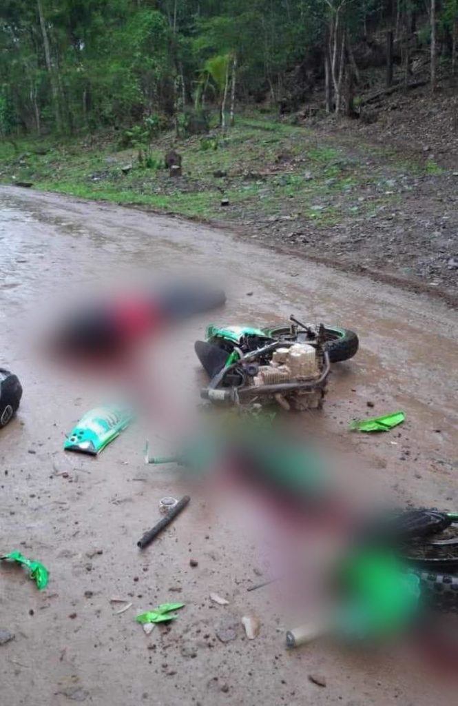 En pedazos quedó la moto de  Adi Elier Antonio Gutiérrez Reyes,  quien arrollado por una camioneta cuyo conductor se digo a la fuga. LA PRENSA/ Redes sociales. 