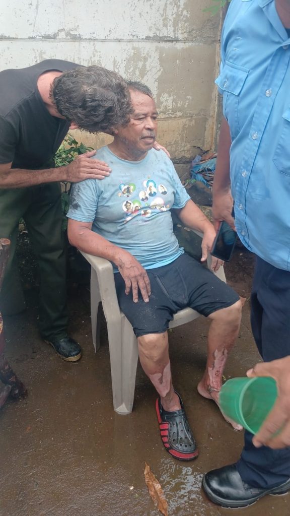 Gustavo Adolfo Gaitán, de 71 años,, uno de  los dos rectados de las llamas  por los bomberos. LA PRENSA/ Redes sociales.  