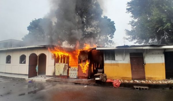 Bomberos rescatan a dos adultos mayores de casa en llamas en un barrio de Managua