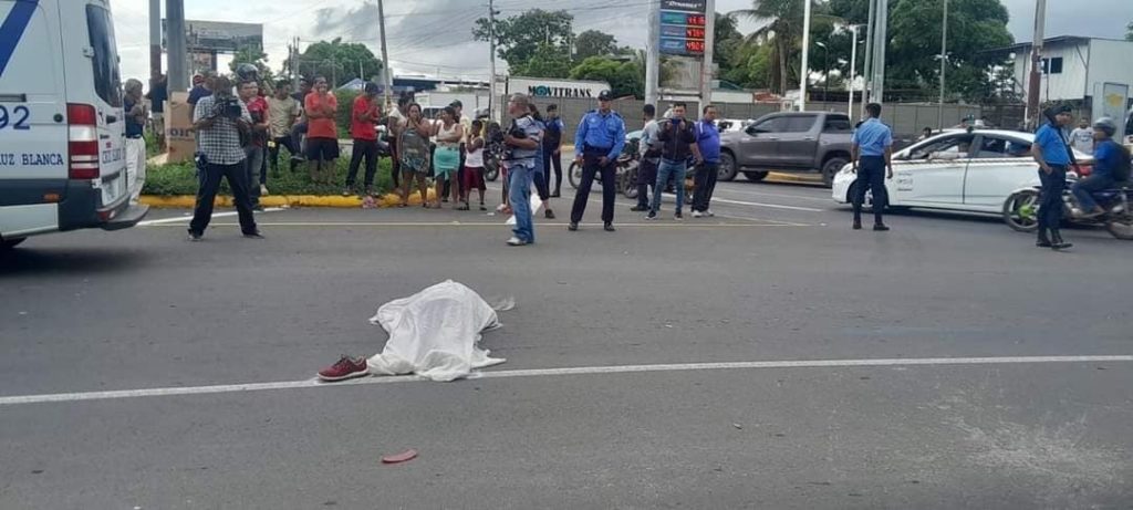 El cadáver de Melissa Vanessa Rodriguez, de 24 años quedó sobre el pavimento. LA PRENSA/ Redes sociales