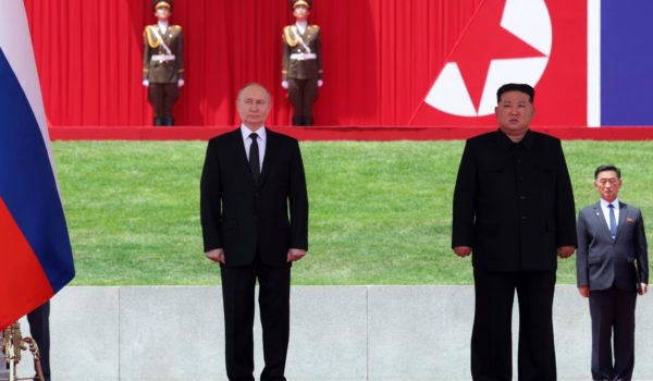 Kim y Putin oficializan su alianza anti-EE.UU. firmando un acuerdo de asistencia mutua