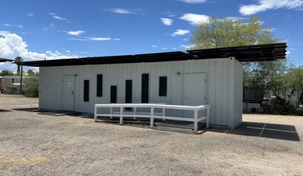 Contenedores contra el cruce de migrantes son ahora centros de enfriamiento en Arizona