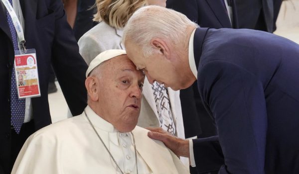 Biden apoya su frente sobre la del papa al encontrase en la cumbre del G7 en Italia