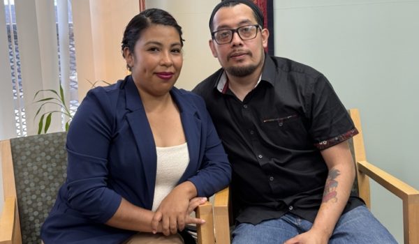 Matrimonio migrante teme que republicanos echen abajo programa de Biden que los favorece