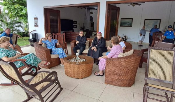 Persiste la vigilancia policial al obispo René Sándigo