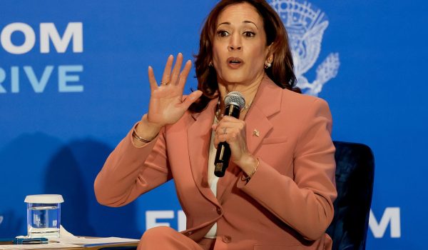 Kamala Harris gana fuerza como relevo si Biden se retira de la campaña
