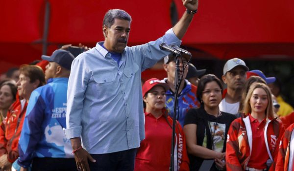 Maduro reitera promesas en la víspera de los comicios pese a prohibición por ley electoral