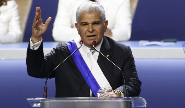 Presidente de Panamá dice que es de «centro derecha», no de derecha radical