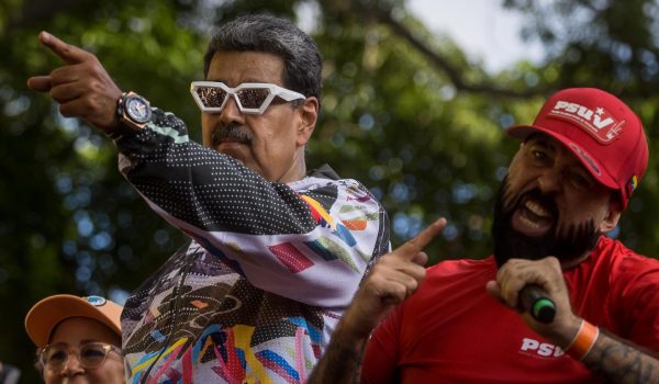 Maduro invita a los chavistas a celebrar en el palacio presidencial su «triunfo» electoral