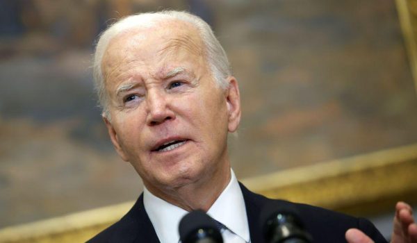 La creciente presión para retirarse de la carrera presidencial que enfrenta Biden (en cuarentena por covid)
